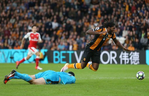 HULL, ENGLAND - SEPTEMBER 17:  Dieumerci Mbokani of Hull City is bought down by Petr Cech of Arsenal for a penelty during the Premier League match between Hull City and Arsenal at KCOM Stadium on September 17, 2016 in Hull, England.  (Photo by Alex Morton/Getty Images)